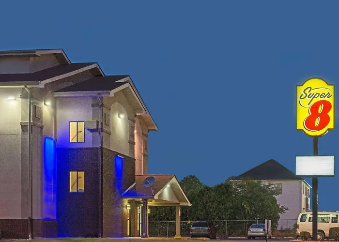 Super 8 By Wyndham New Castle Hotel