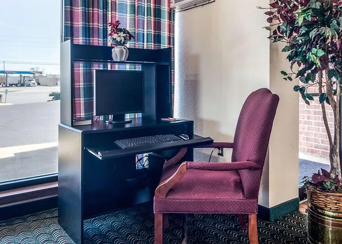 Econo Lodge Inn & Suites Conference Center Dublin