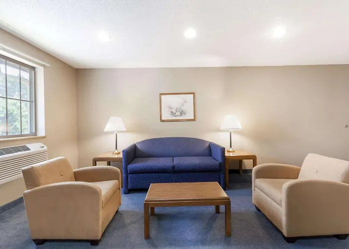 Super 8 By Wyndham East Stroudsburg - Poconos Hotel