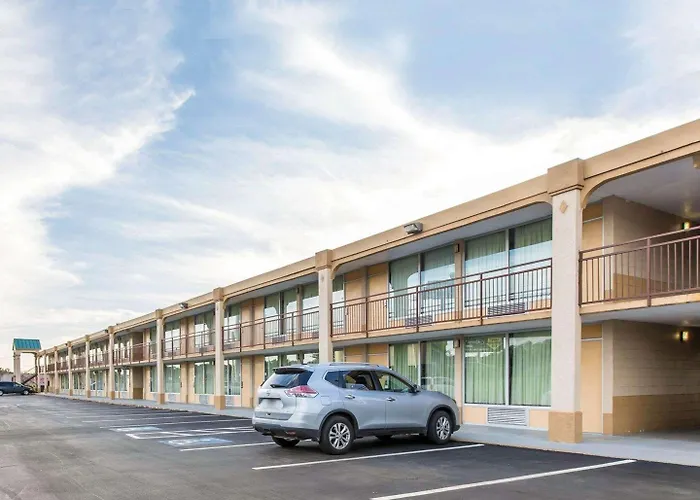 Econo Lodge Calhoun