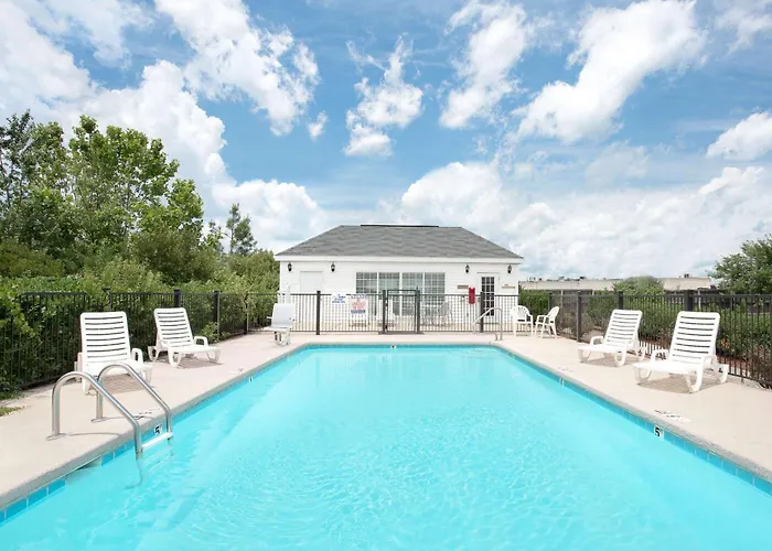 Baymont By Wyndham Roanoke Rapids Hotel