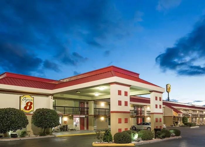 Super 8 By Wyndham Tifton Hotel