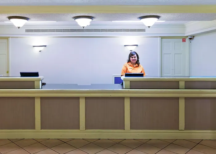 Super 8 By Wyndham Eagle Pass Hotel
