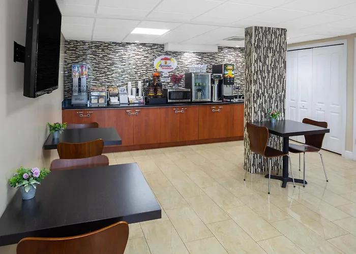Super 8 By Wyndham Bradenton Sarasota Area Motel
