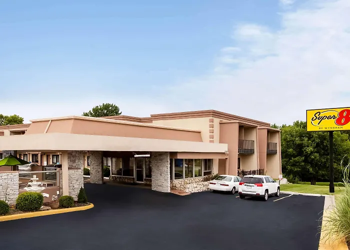 Super 8 By Wyndham Lawrence Ku Hotel