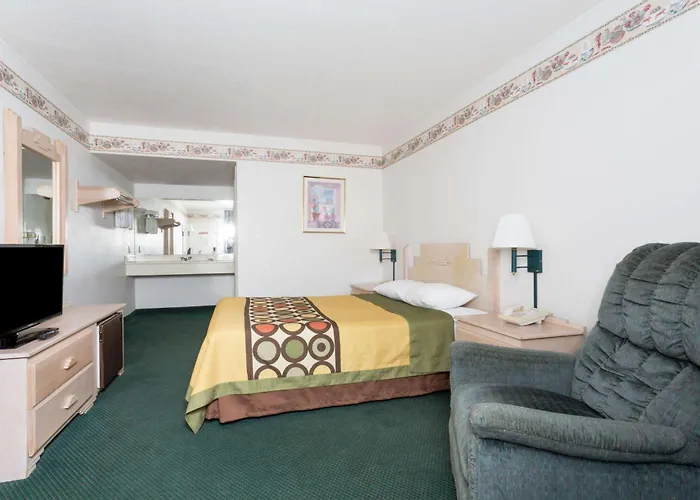 Super 8 By Wyndham Cottonwood Hotel