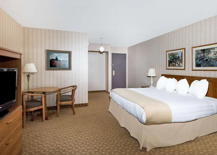 Ramada By Wyndham Watertown Thousand