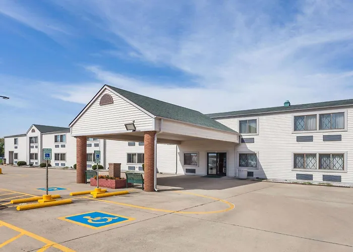 Baymont By Wyndham Decatur Hotel