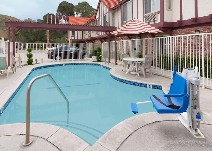 Super 8 By Wyndham Santa Clarita/Valencia Motel