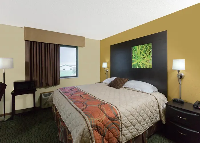 Super 8 By Wyndham Perry Ia Hotel