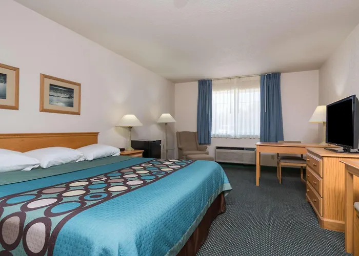 Super 8 By Wyndham Sheldon Hotel