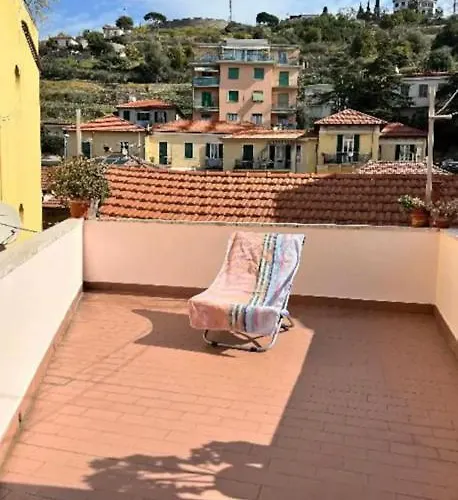 Cheerful Room, Sharing Kitchen In A Cosy Family Art House, Ideal For One Person Or Couple