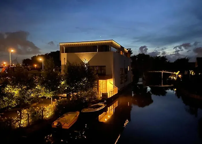 Above&Beyond - luxe suite met sauna en stoomdouche Zaandam
