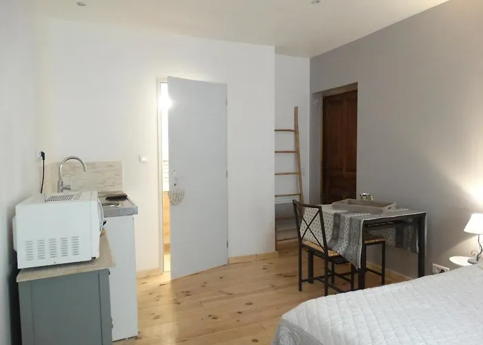 Chambres d'hôtes indépendantes au rez-de-chaussée d'une maison provençale dont une avec cour intérieure Tarascon