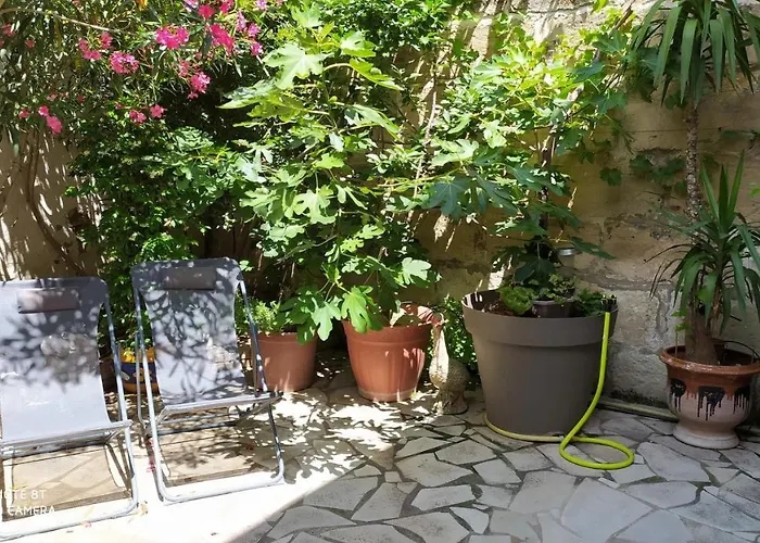 Chambres d'hôtes indépendantes au rez-de-chaussée d'une maison provençale dont une avec cour intérieure Tarascon