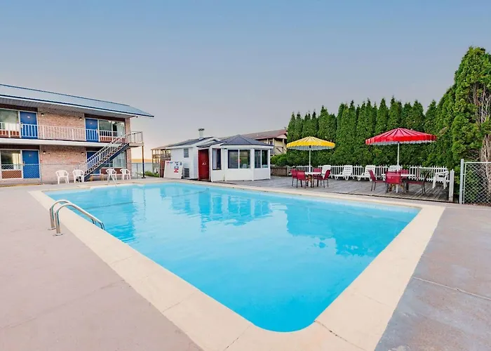 Days Inn & Suites By Wyndham St. Ignace Lakefront