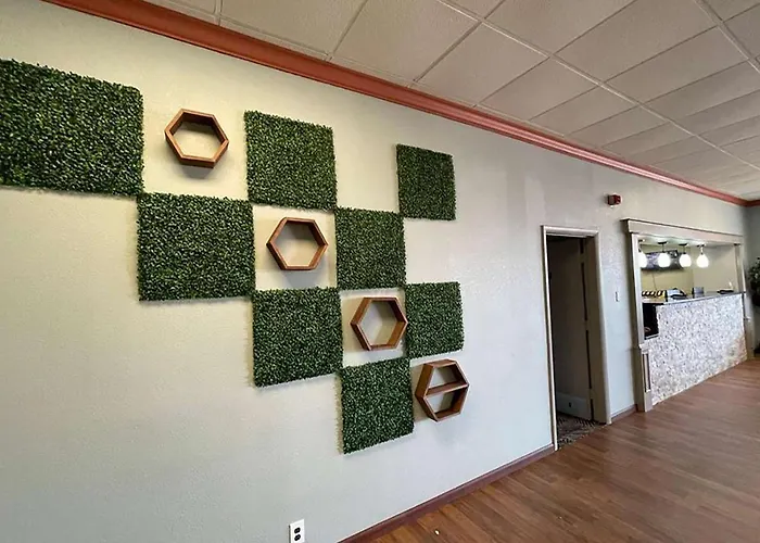Days Inn & Suites By Wyndham Springfield Oh