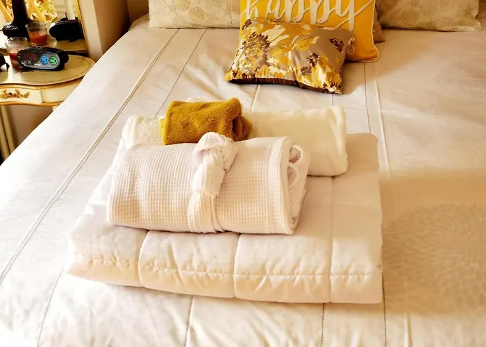 Room In Apartment - Cozy Yellow Queen Bed By Yale U New Haven
