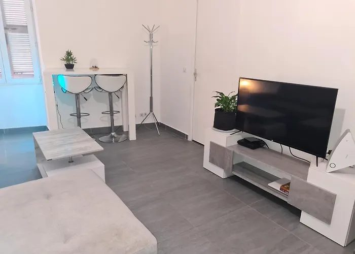 Chambre Privee Dans Un Tres Bel Appartement Sur Le Port Bonifacio 