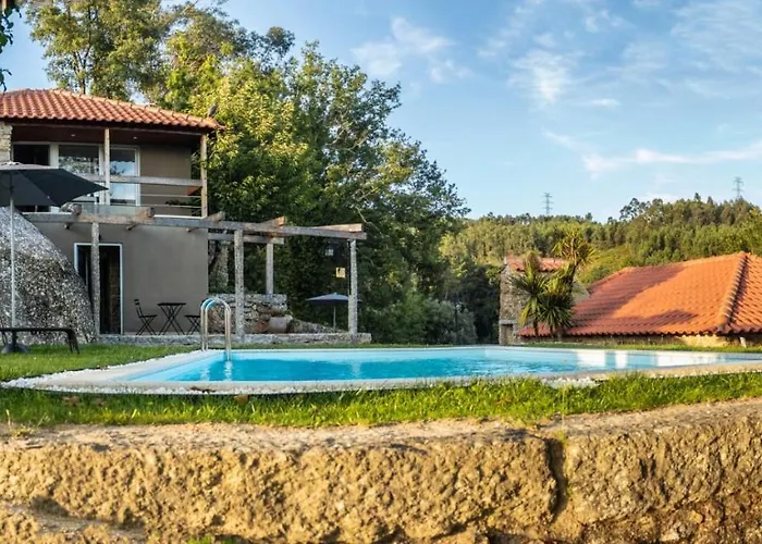Casas Encosta Do Penedo