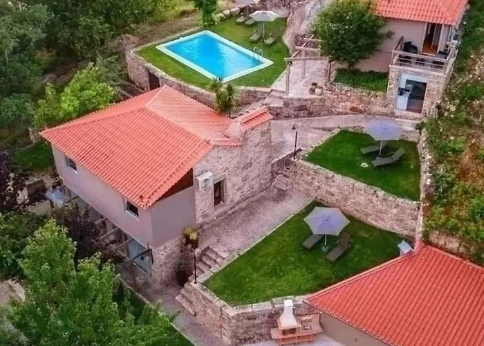Casas Encosta Do Penedo
