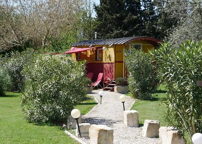 MAS MAURANE-Roulotte avec SPA privé aux portes d'ARLES Tarascon
