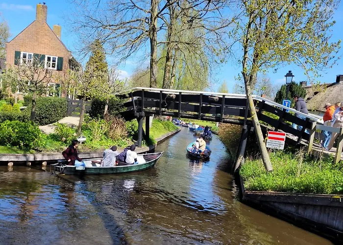 B&B Villa Giethoorn - canalview, privacy&parking