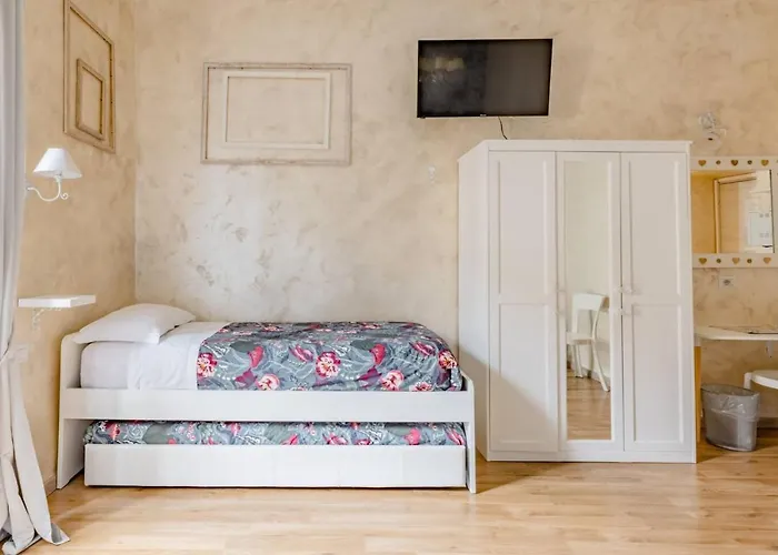 Deluxe Rooms And One Chilling Jacuzzi Suite Guesthouse Rom