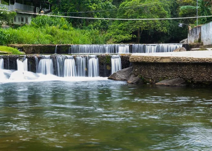 Hospedaria E Alojamento Sitiochamine Piscinas Naturais