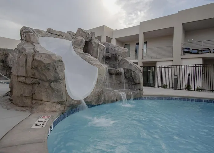 Lofts 13 4-Bedroom Modern Loft Steps From The Pool