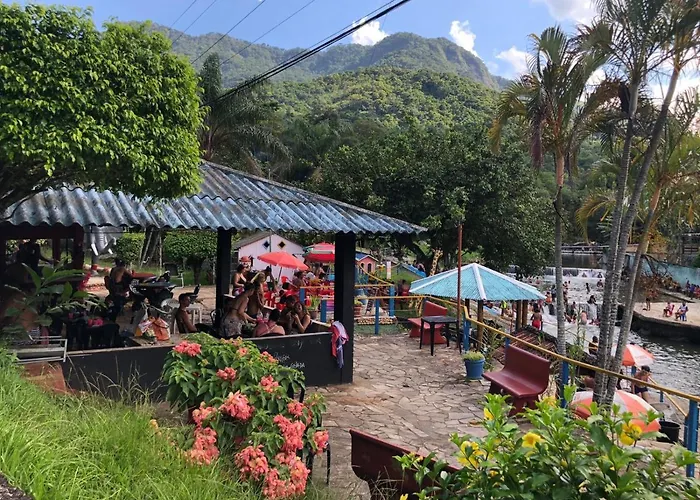 Hospedaria E Alojamento Sitiochamine Piscinas Naturais