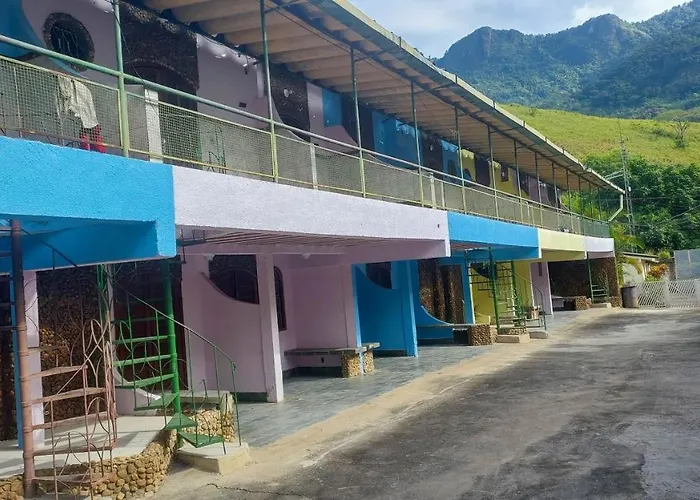 Hospedaria E Alojamento Sitiochamine Piscinas Naturais