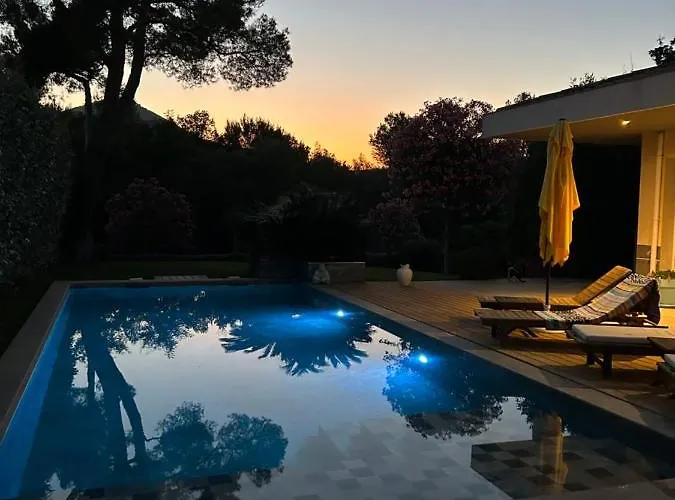 Suite indépendante standing, terrasse arborée et parking privé discret dans villa contemporaine avec piscine. La Valette-du-Var
