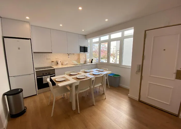 Carcavelos Beach Shared Serviced Apartment 11