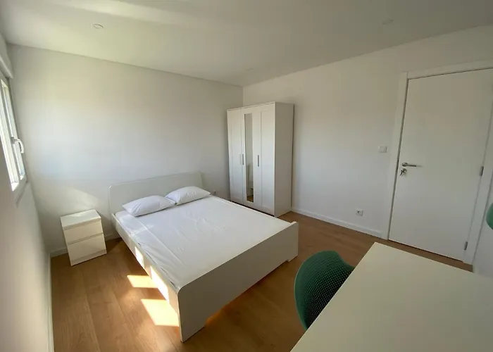 Carcavelos Beach Shared Serviced Apartment 11