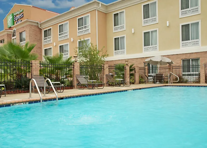 Holiday Inn Express & Suites Alexandria By Ihg