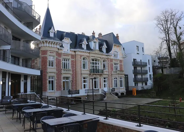 DOMITYS Résidence services seniors LE PARC DES AUBIERS Poissy