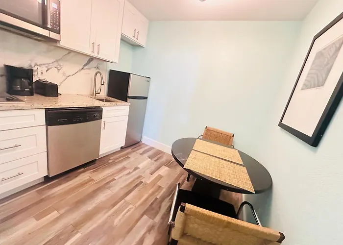 Tampa Bay, Beach Step Away, Wifi, Free Parking,Pools, Jacuzzi Ruskin