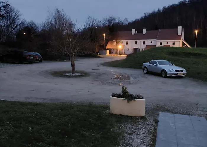 La Chambre Et Le Studio Du Chateau Du Golf De Bernalmont Luik