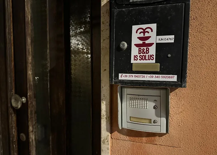 Domo Is Solus - Affittacamere - Living SantʼAntìoco