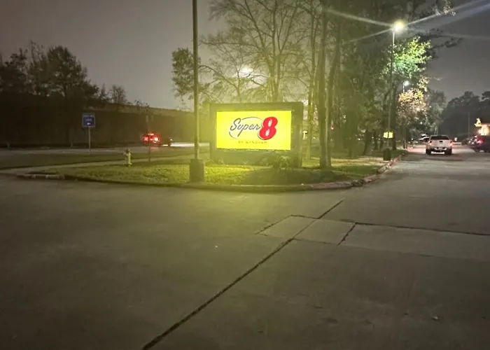 Super 8 By Wyndham The Woodlands North