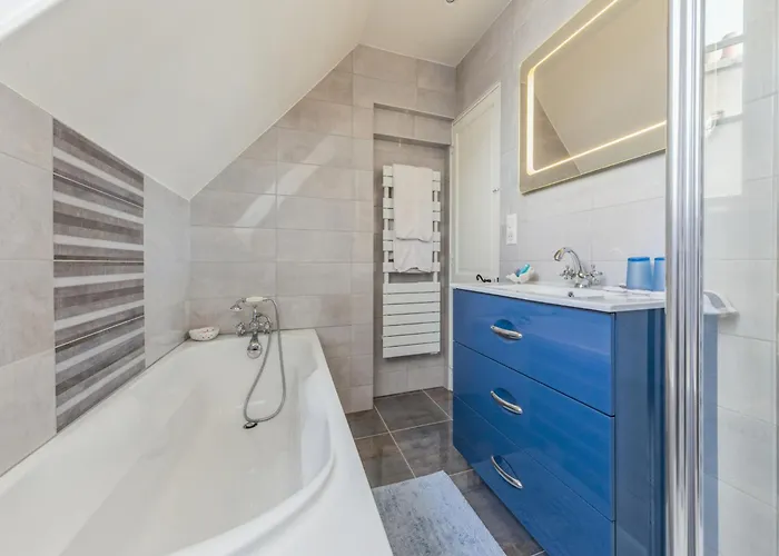 Room In Guest Room - This 10Th Century Home Sits In An Exceptional Setting In The Center Of Orléans