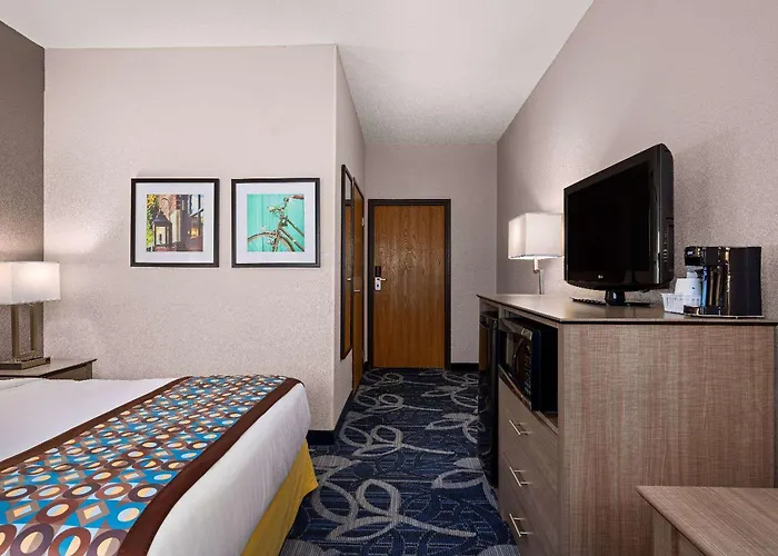 Baymont By Wyndham Waterloo Hotel