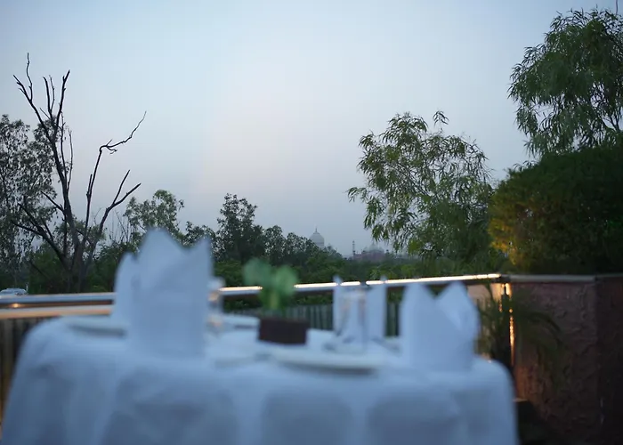 Hotel Atulyaa Taj