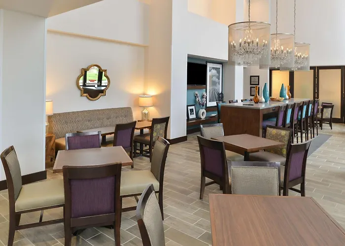 Hampton Inn & Suites Des Moines Downtown