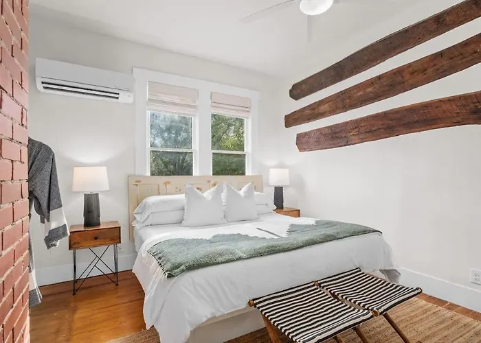 The Downtown Studio 1 Private Hot Tub