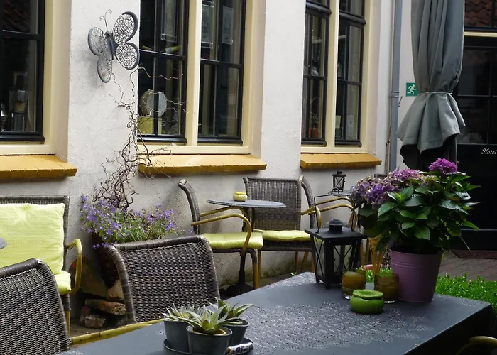 Hotel Hanzestadslogement De Leeuw in het centrum, Snoepwinkel, Hanzemuseum, Koffieschenkerij met Binnenplaats, Kamers met keukentje en Ontbijtservice Deventer
