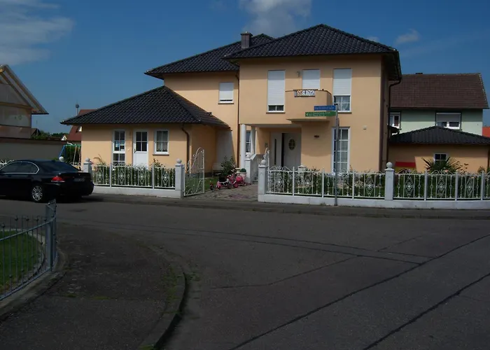 Gästehaus Tante Tienchen 7 Minuten zu Fuss zum Europa Park , plus kostenloses Parkplatzticket Rulantica ,alle unsere Suiten haben einen Balkon