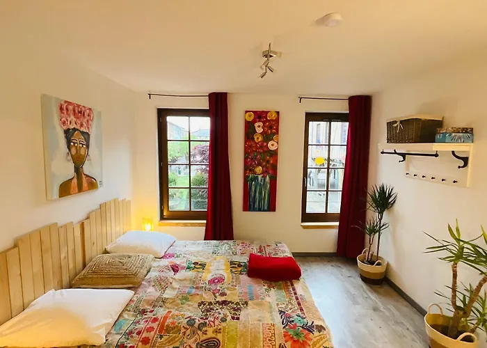 Hôte Labyrinthe lit 180 cm salle de bain, petit dej compris