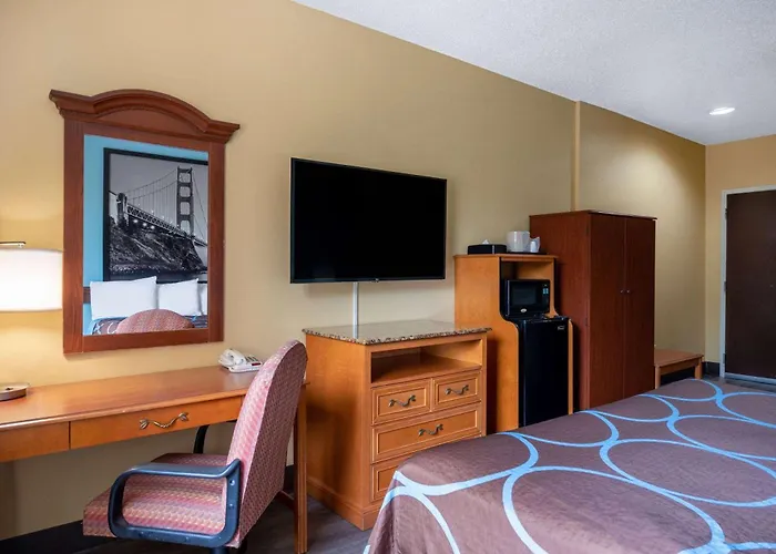 Super 8 By Wyndham Salisbury